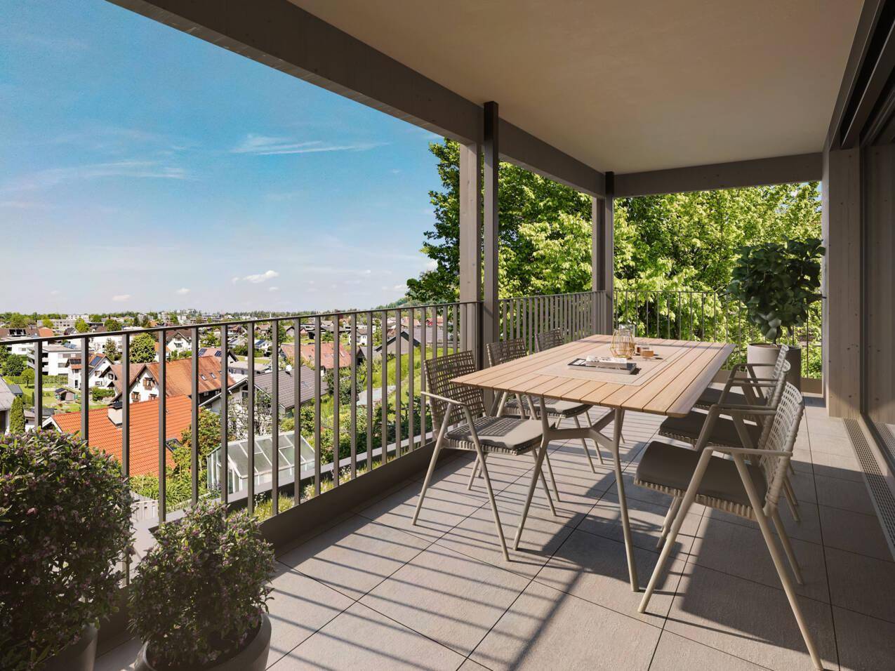 Großer Balkon mit Fliesenboden, Esstisch und weitem Blick über die Stadt und Landschaft.