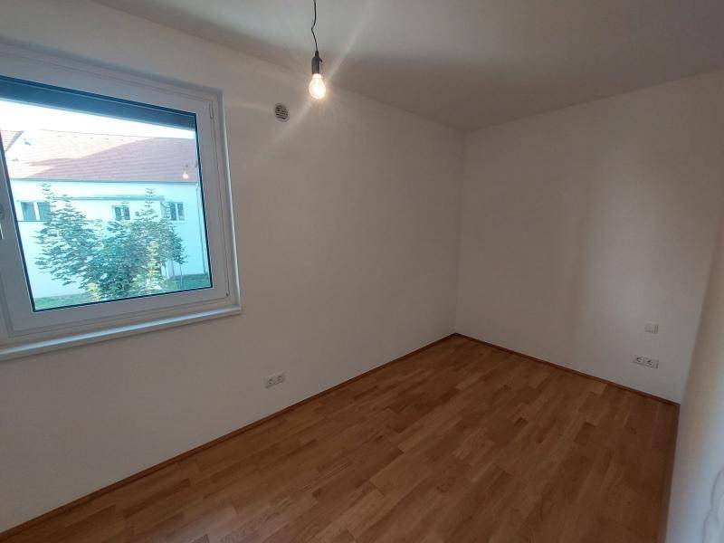 03_Schlafzimmer_1_mit_Fenster
