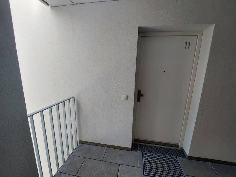 01_Eingangsbereich_Blick_zu_Wohnzimmer