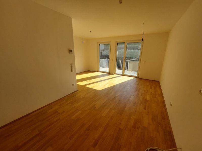 07_Wohnzimmer_mit_Balkontüren