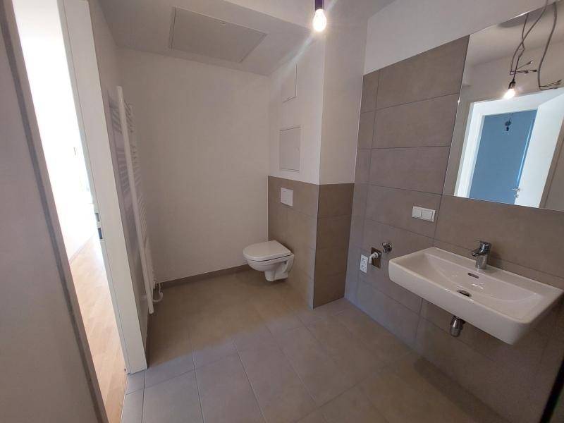 06_Badezimmer_mit_WC_Spiegel