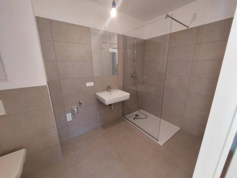 05_Badezimmer_Dusche_Waschbecken