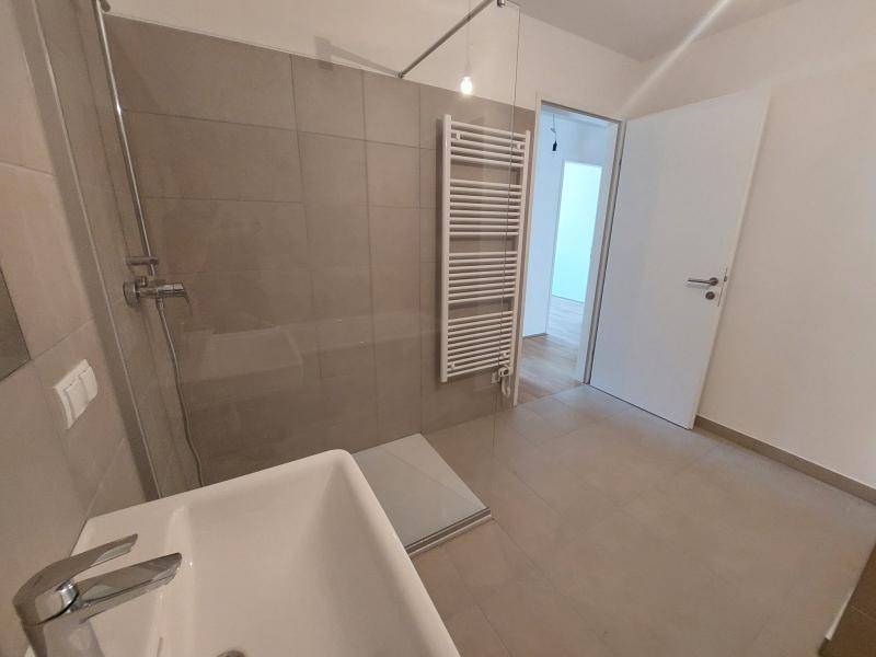 Badezimmer mit Dusche