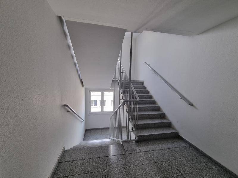 Grundriss einer Wohnung mit offenem Wohnbereich, Terrasse und Mietergarten.