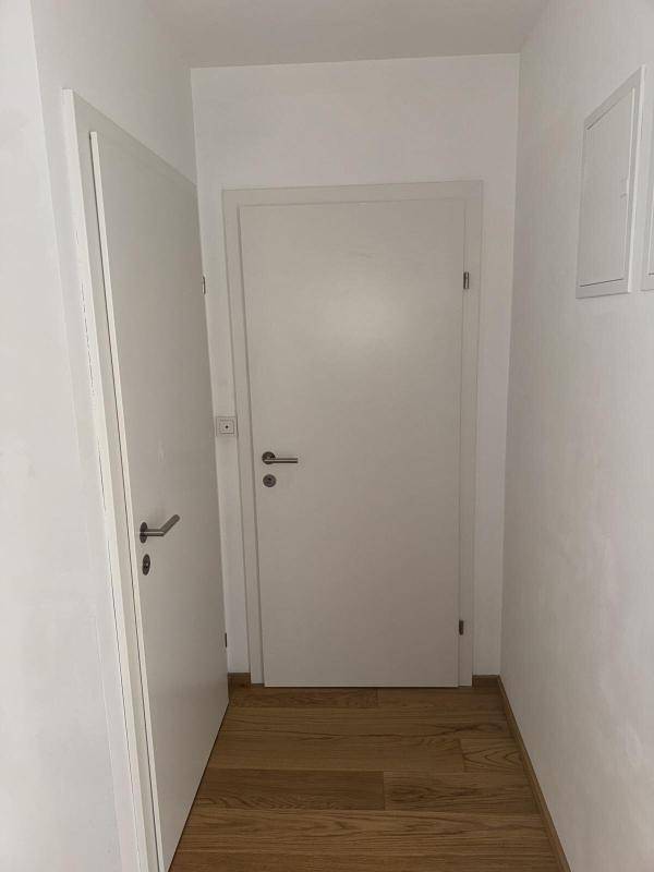 Praktischer Abstellraum mit Holzboden, ideal für zusätzlichen Stauraum im Apartment.