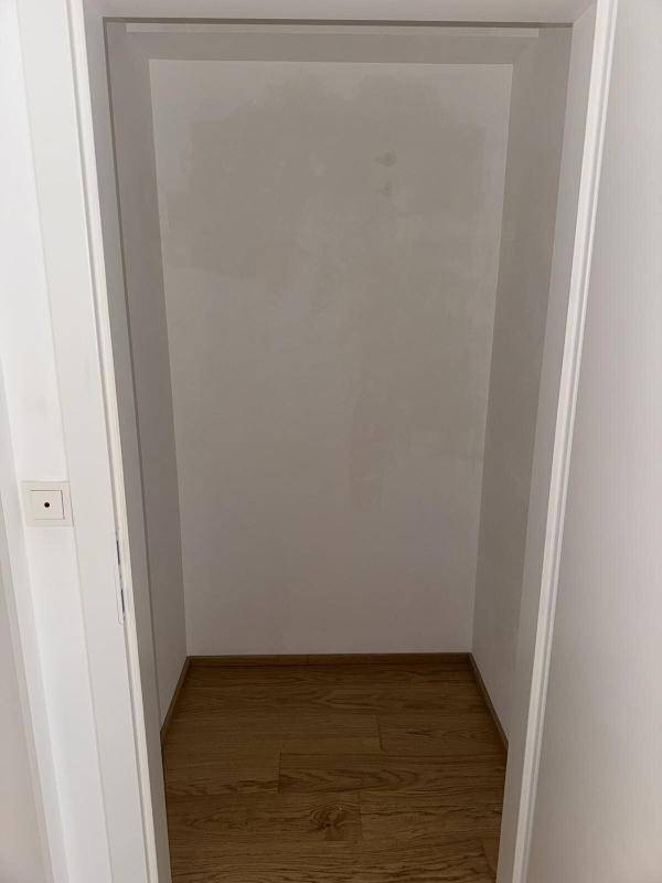 Detaillierter Grundriss einer 2-Zimmer-Wohnung mit Balkon und offener Wohnküche.