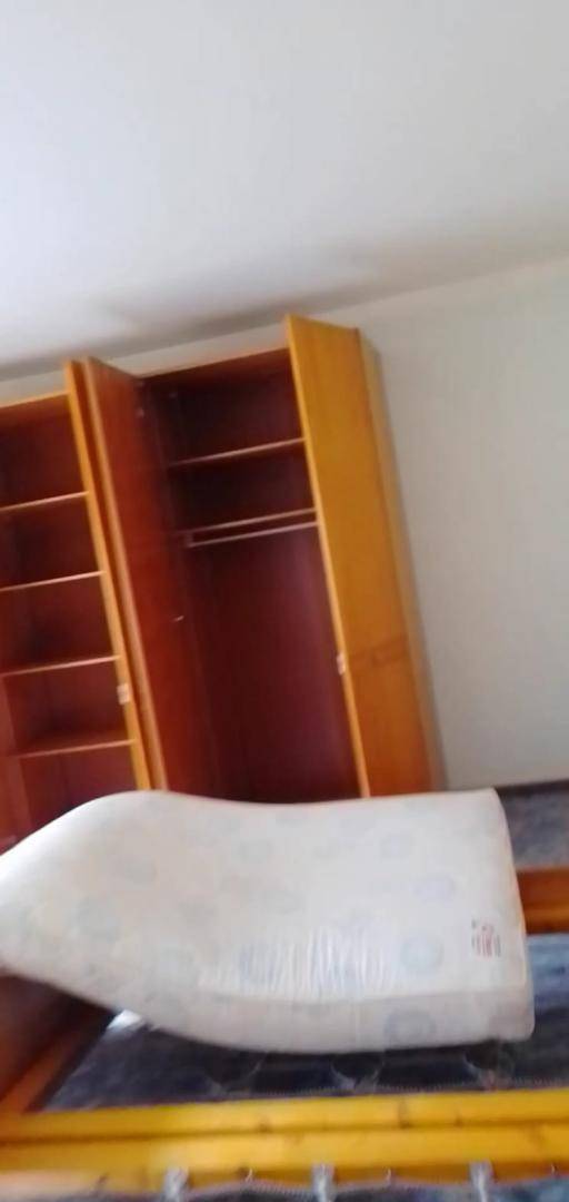 Unscharfes Bild von Holzschränken oder Regalen in einem unklaren Raum.