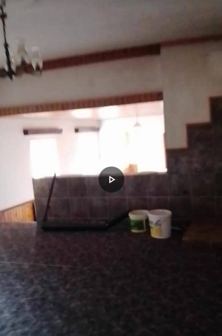 Unscharfer Blick auf eine geflieste Theke oder Küchenzeile mit einer Öffnung zu einem weiteren Raum.