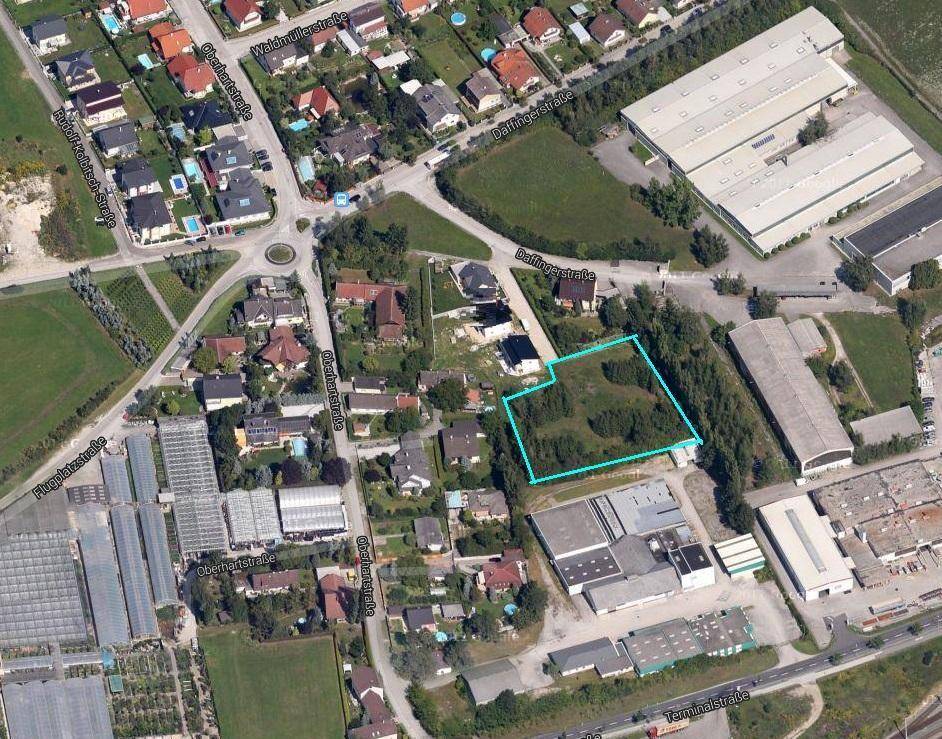 Weitläufige Luftansicht des Grundstücks und der umliegenden Infrastruktur mit Straßen und Gebäuden.
