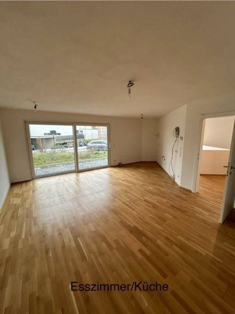 Heller Essbereich oder Küche mit großem Schiebefenster und Holzparkettboden.