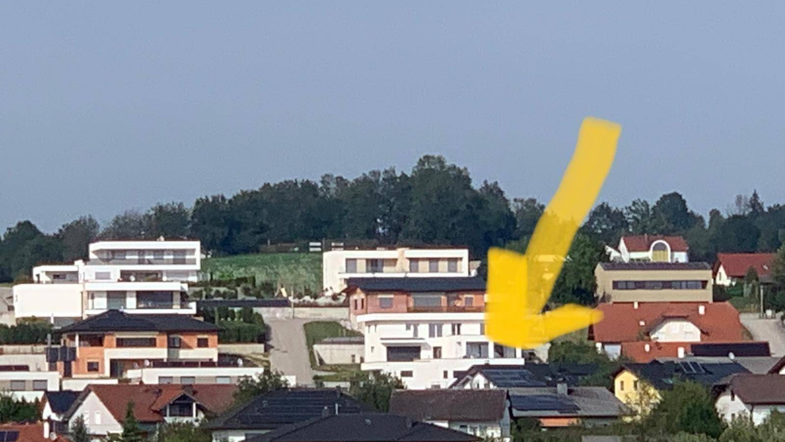 Überblick über die Wohnsiedlung mit dem markierten Objekt in ländlicher Umgebung.