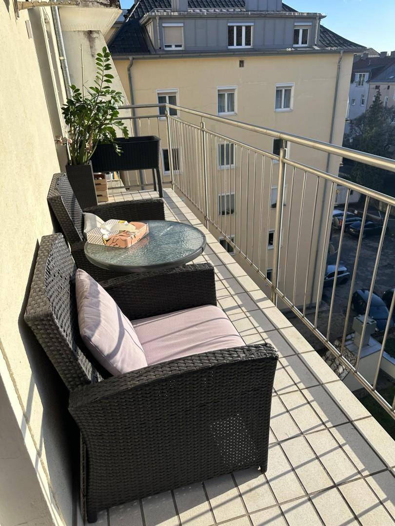 Balkon eingerichtet