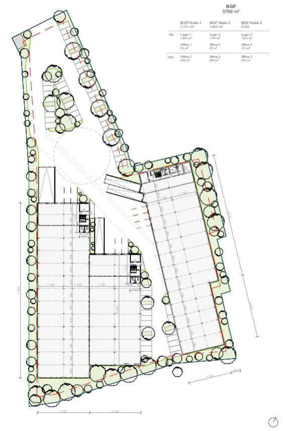 Gesamtübersichtsplan des Areals mit drei Hallen, Parkplätzen, Zufahrten und Grünflächen.