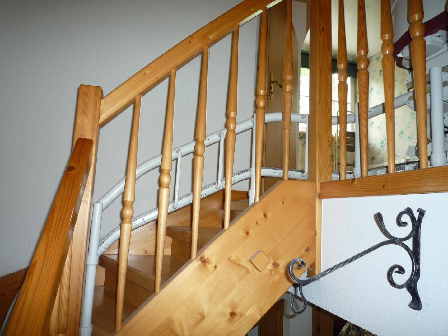 Holztreppemit Treppenlift