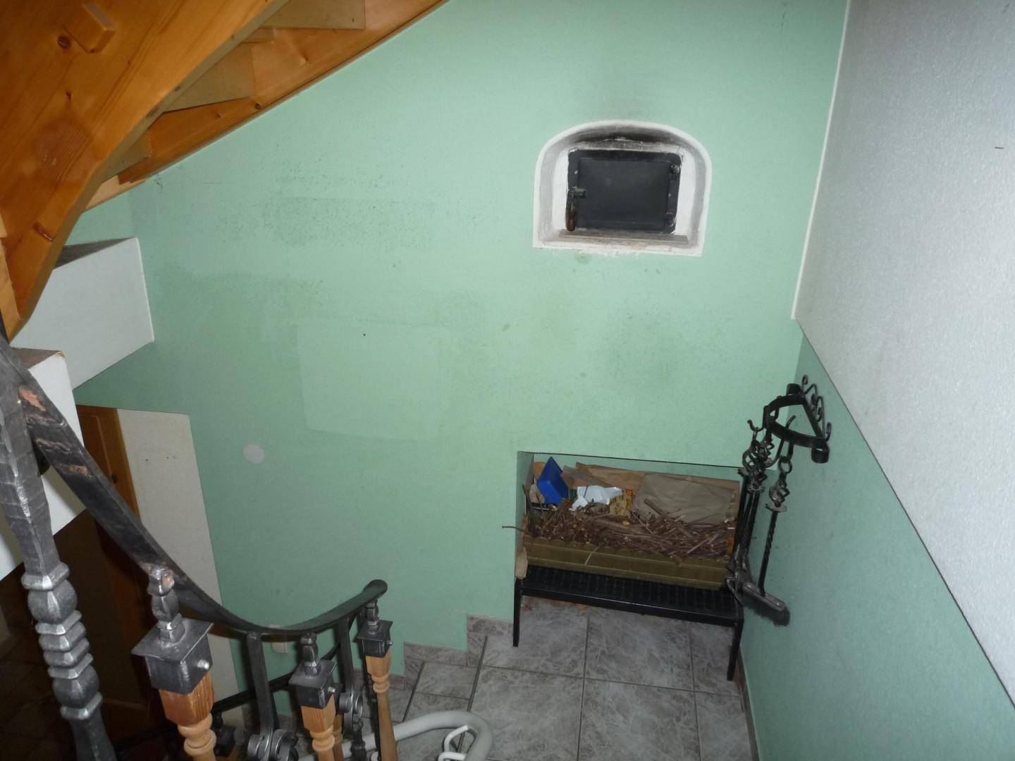 Beheizung Kachelofen Kellertreppe