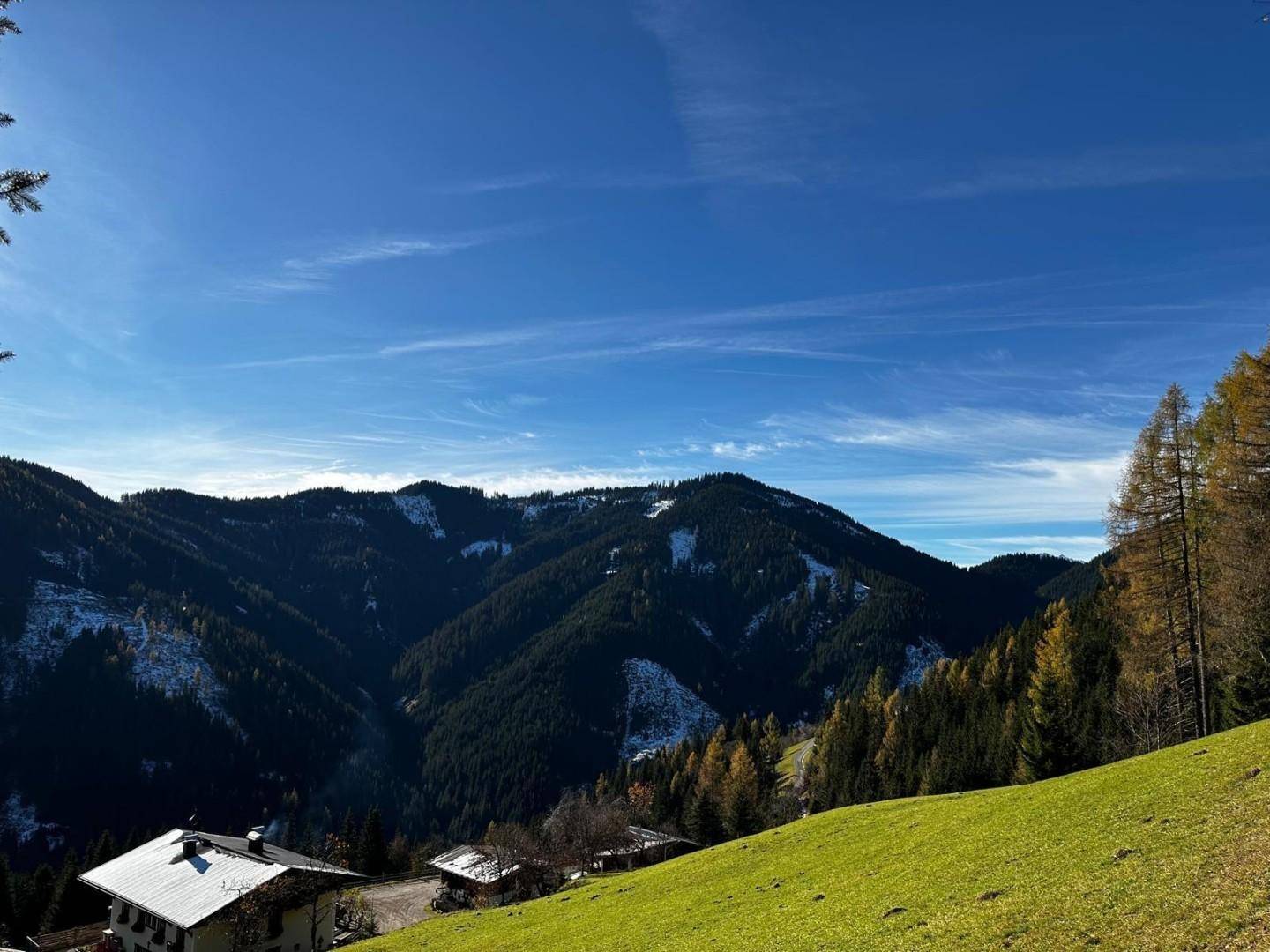 Atemberaubender Panoramablick auf die bewaldeten Berge unter strahlend blauem Himmel mit Wolken.
