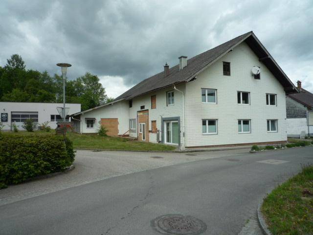 Ansicht des Wohnhauses von der Straße mit angrenzendem Nebengebäude.