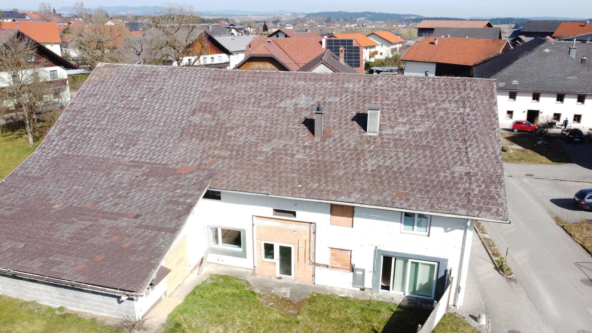 Luftaufnahme des Wohnhauses mit Satteldach und umliegenden Häusern in der Nachbarschaft.