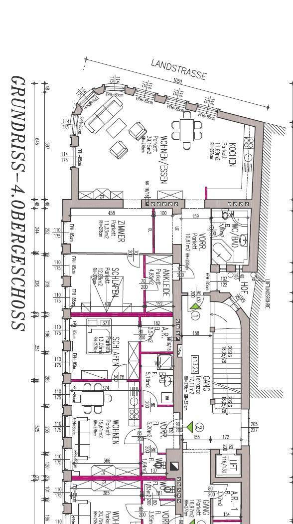 Grundriss des 4. Obergeschosses mit mehreren Zimmern, offenem Wohnbereich und Balkonzugang.