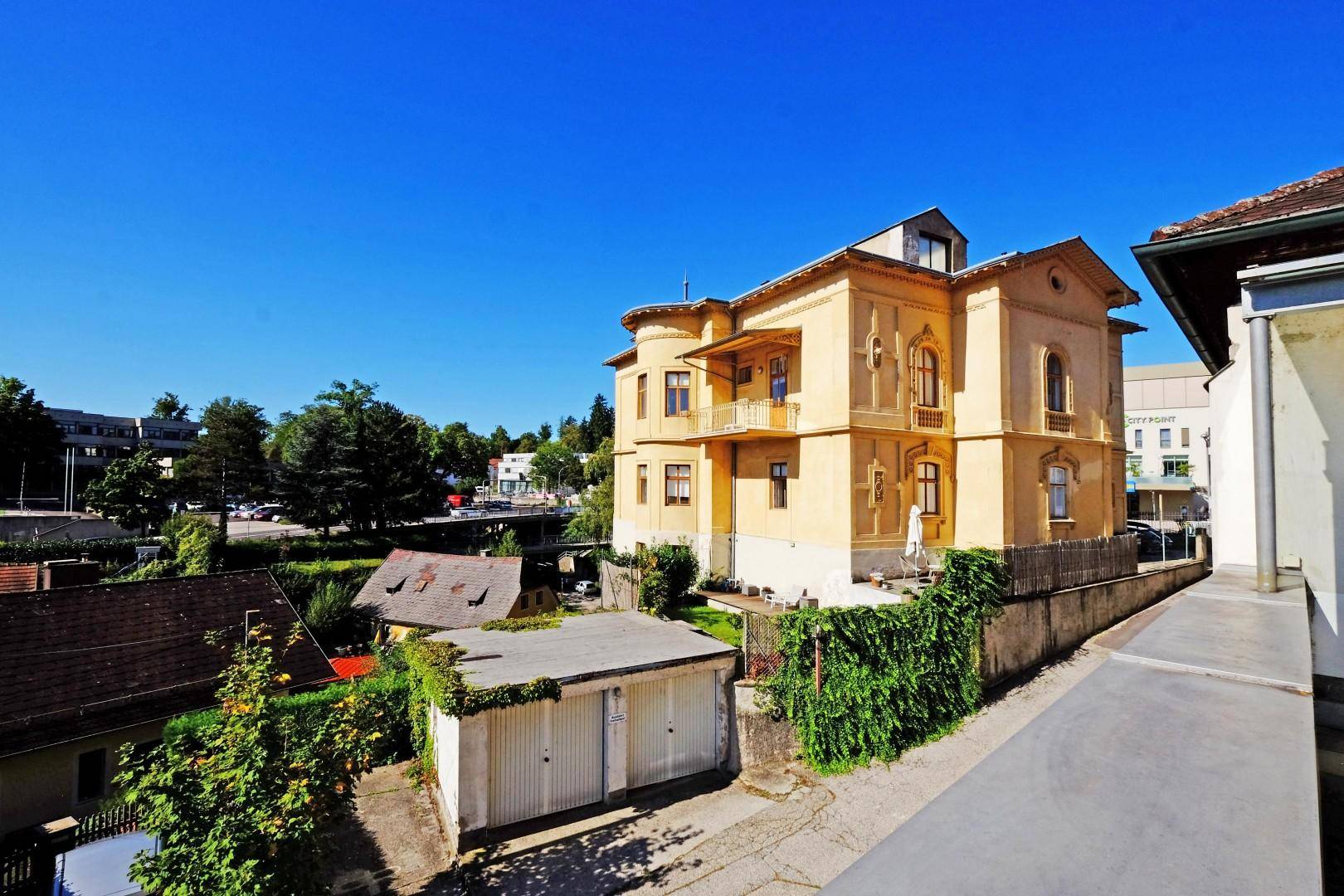 Panoramablick auf die Villa und die umliegende Wohngegend mit weiteren Gebäuden.