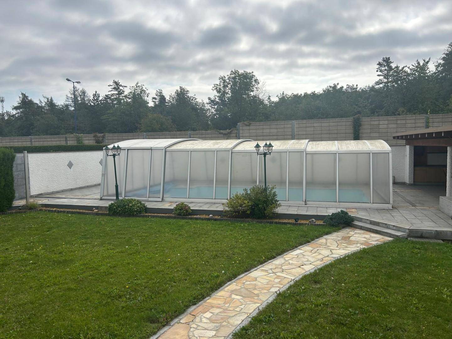 überdachter Pool