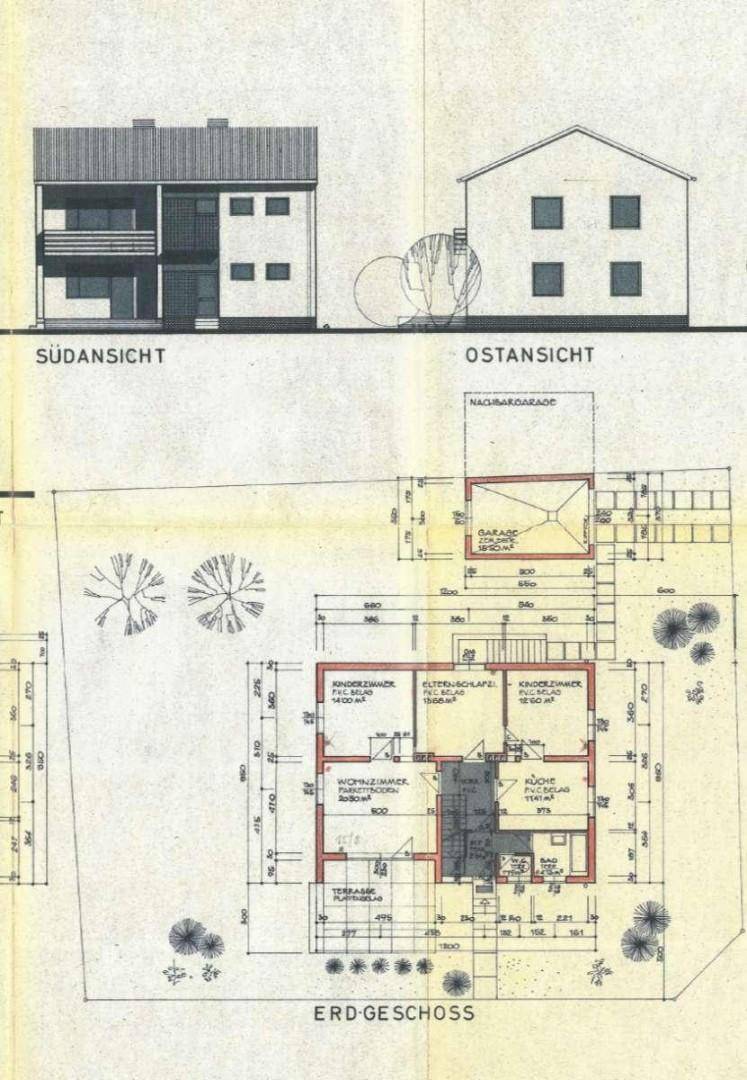 Grundriss des Erdgeschosses mit Süd- und Ostansicht des Gebäudes und Außenbereich.