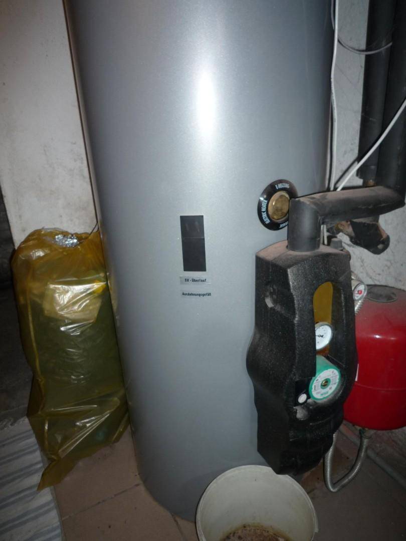 Warmwasserspeicher und Heizungsanlage in einem Hauswirtschaftsraum.