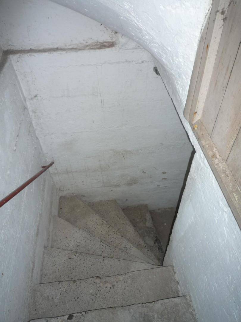 Betonierte Treppe führt hinunter in den Kellerbereich des Hauses.