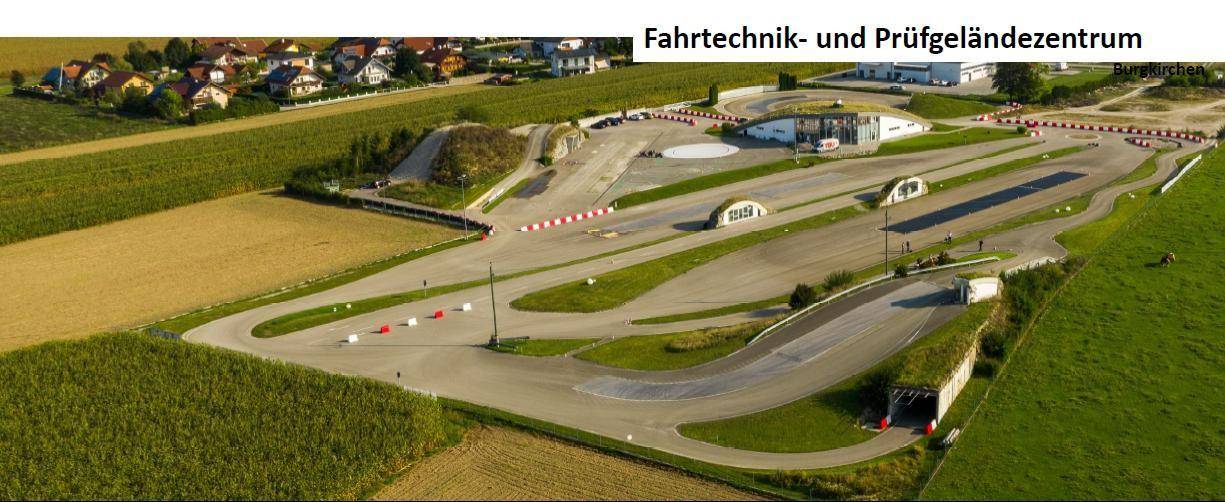 Luftaufnahme eines Fahrsicherheits- und Prüfgeländezentrums, umgeben von Feldern und ländlicher Bebauung.