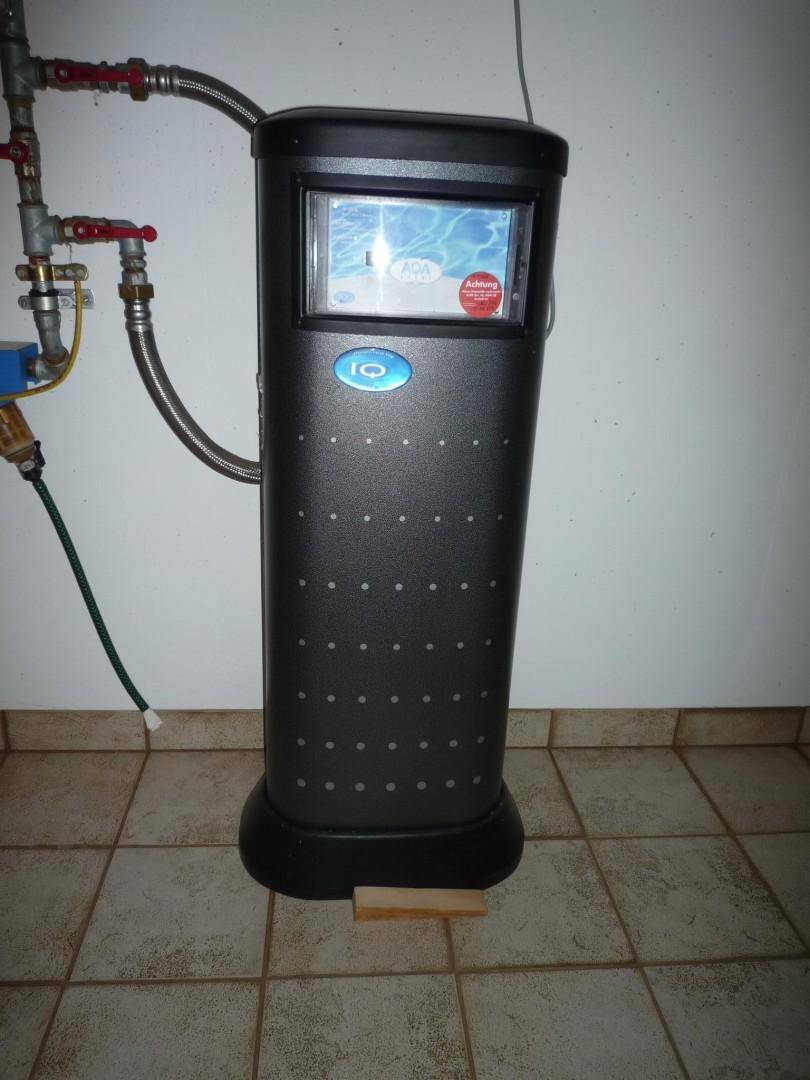 Technikraum mit einem Wasseraufbereitungssystem und sichtbaren Rohrleitungen auf Fliesenboden.