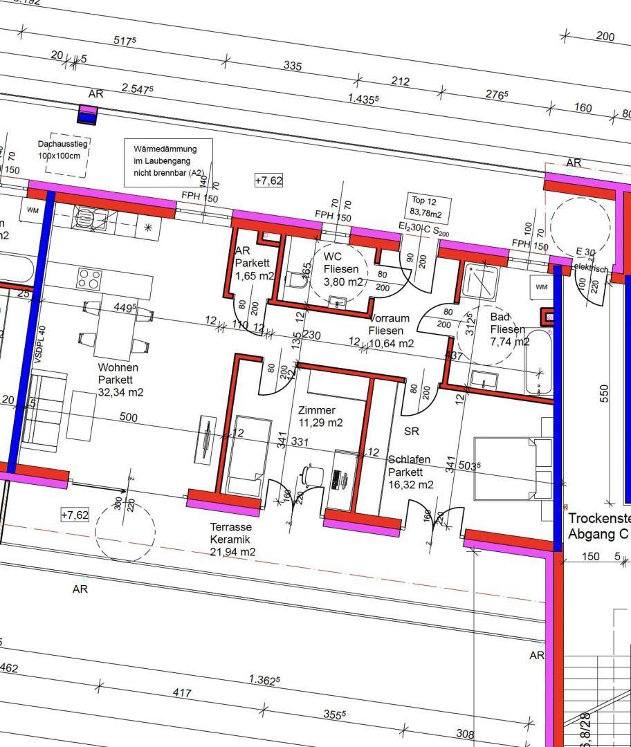 Grundriss einer Wohnung mit Wohnzimmer, zwei Schlafzimmern, Bad, separatem WC und großer Terrasse.