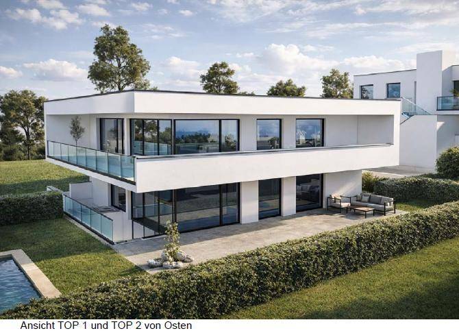 Moderne weiße Villa mit großen Glasfronten, Pool und gepflegtem Gartenbereich.