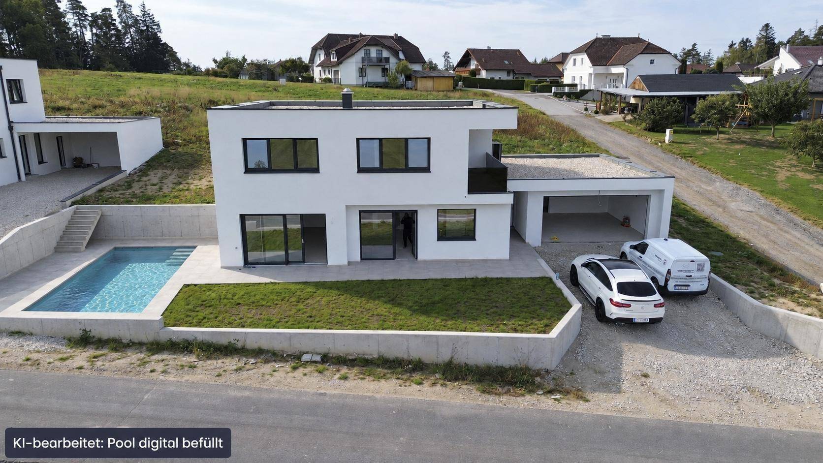 Modernes Einfamilienhaus mit Pool, Garten und Doppelgarage in ländlicher Umgebung.