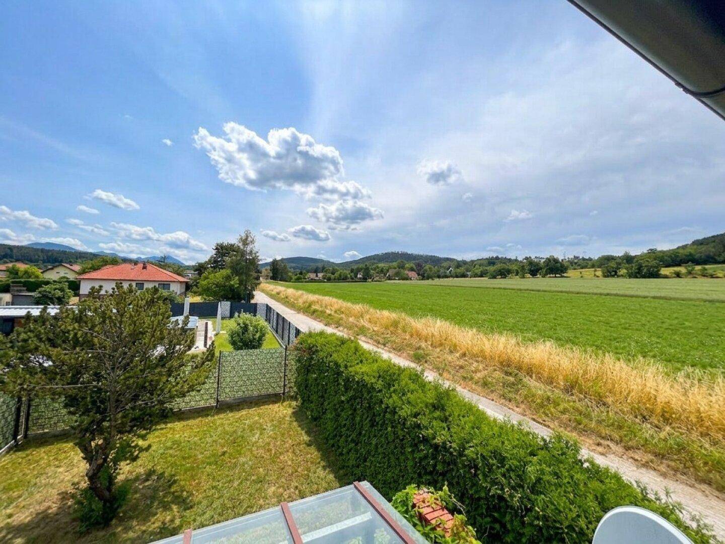 Charmantes Eckreihenhaus mit Fernblick ins Grüne, Garten, Garage und Stellplatz in Pottschach - Więcej