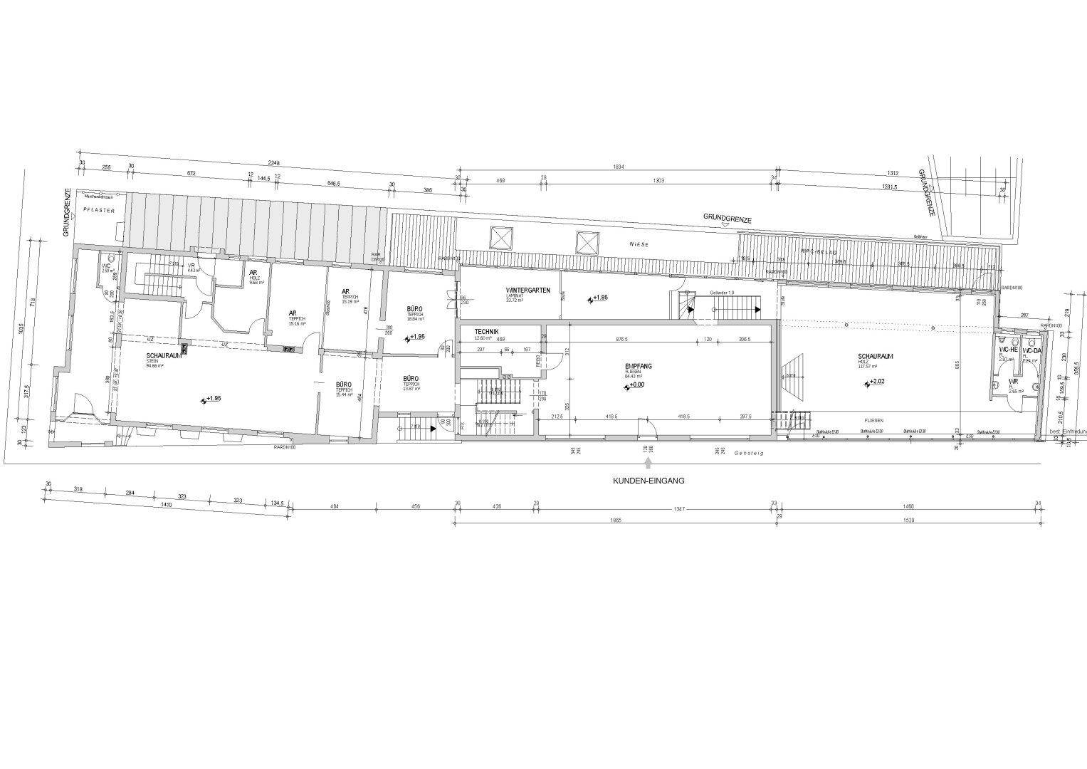 Grundriss des Erdgeschosses mit verschiedenen Räumen und Abmessungen.