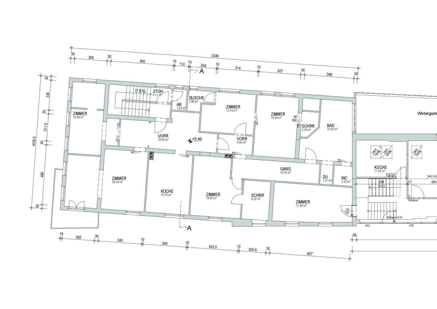 Grundriss des Obergeschosses mit Zimmern, Bädern und einem Wintergarten.
