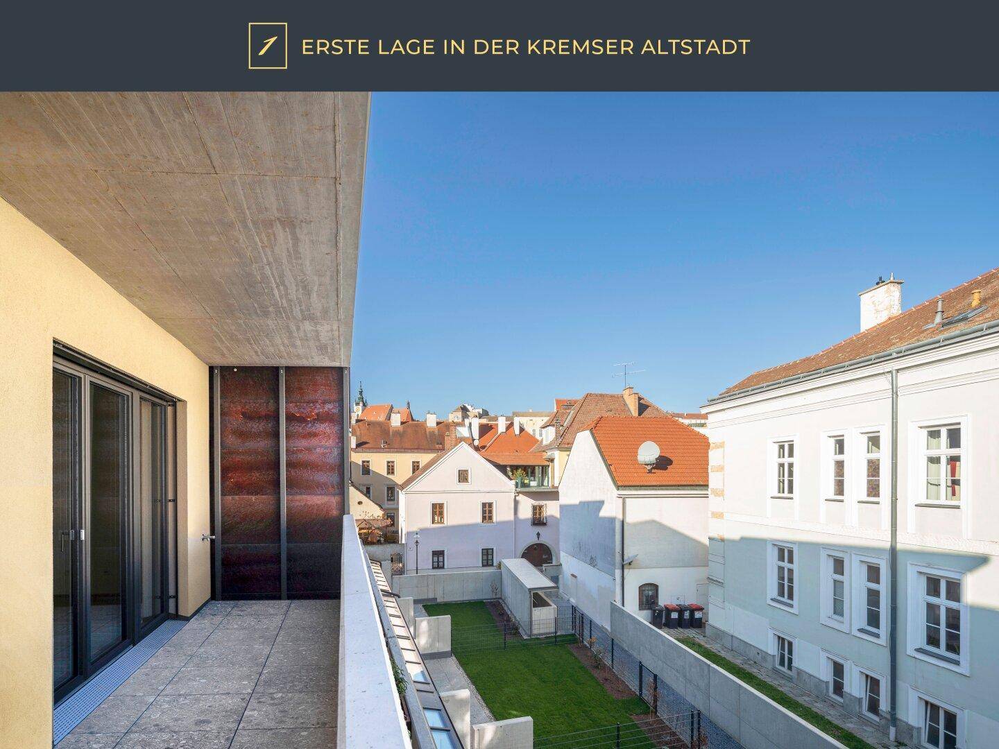 Geräumiger Balkon mit Fliesenboden und Blick auf die umliegenden Gebäude der Altstadt.
