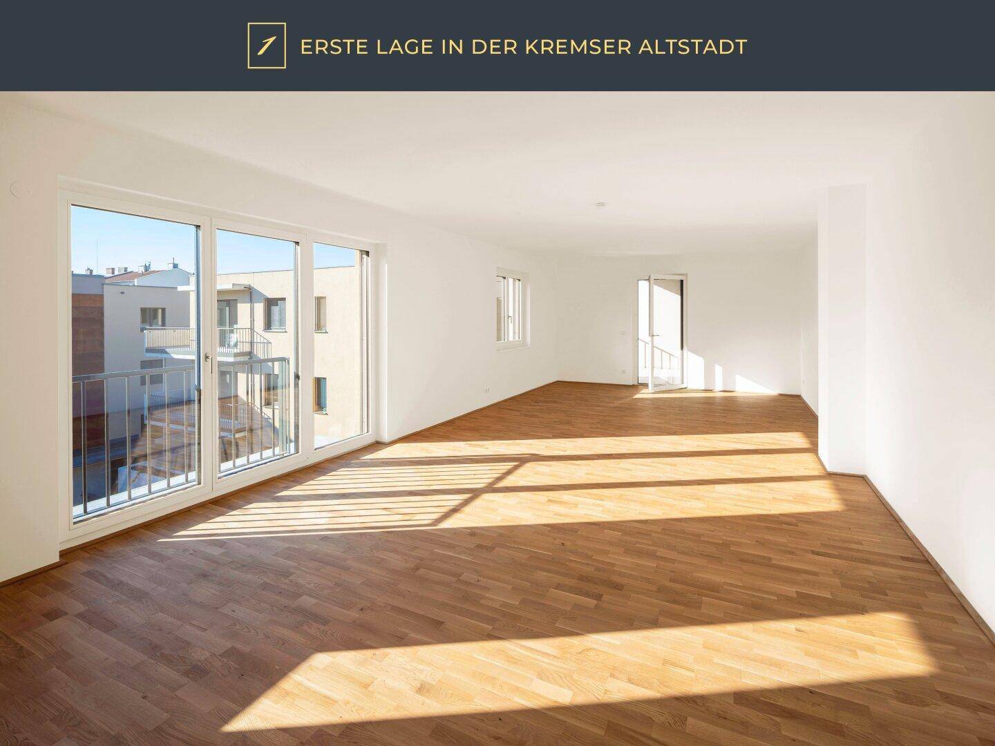 Lichtdurchflutetes Zimmer mit Parkettboden und großen Fenstern zum Außenbereich.