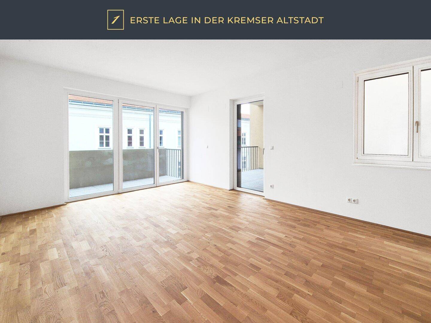 Geräumiges, helles Zimmer mit Parkettboden und Zugang zu einem Balkon.