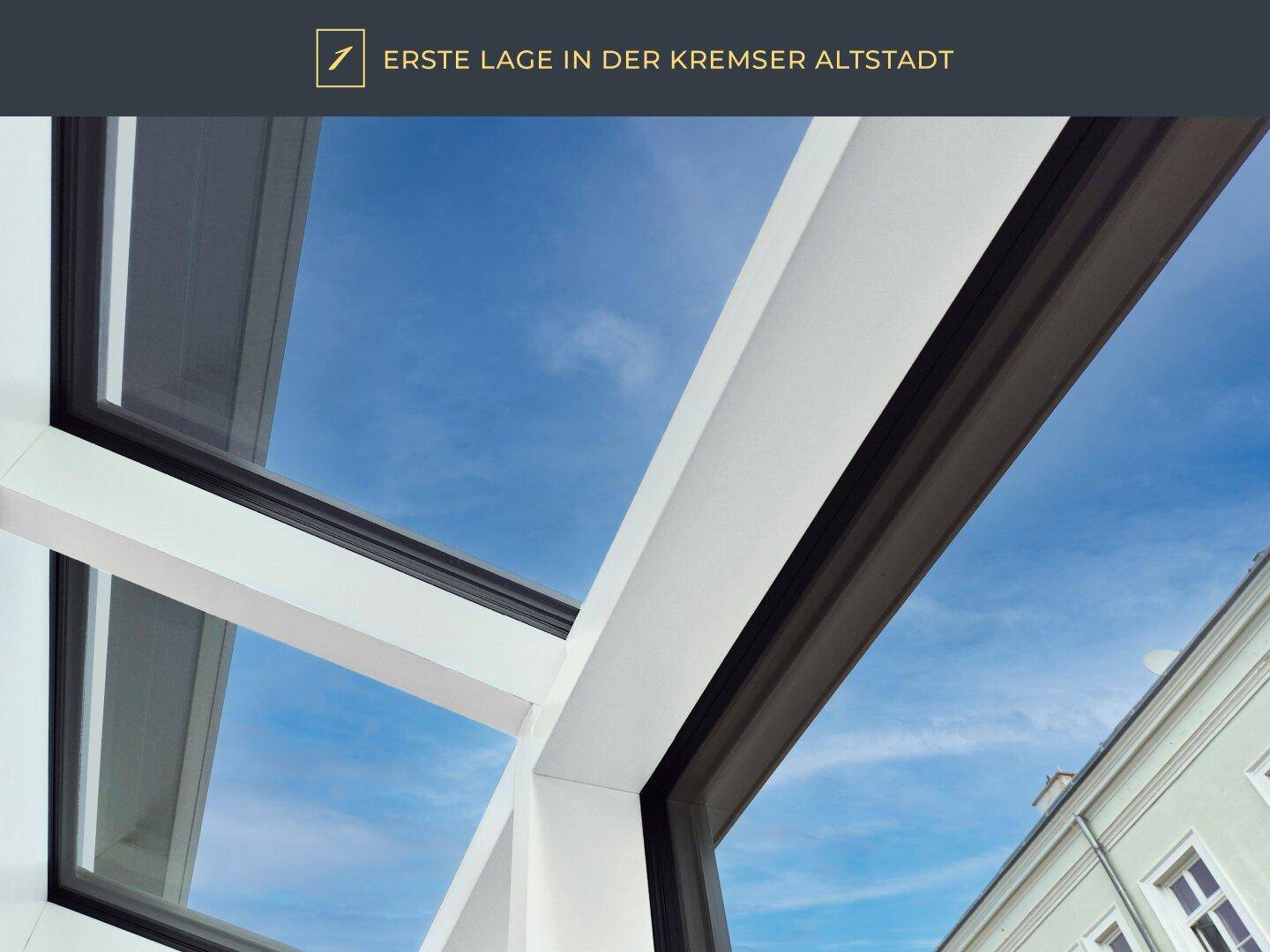 Detailaufnahme eines großen Fensters oder Oberlichts mit Blick auf den blauen Himmel.