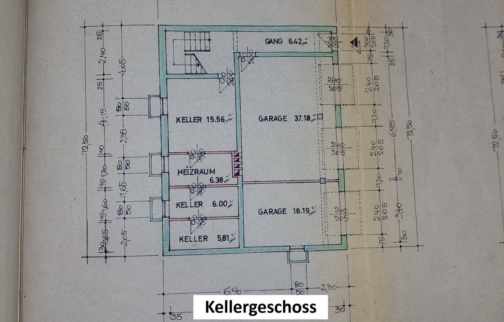 Grundriss des Kellergeschosses mit Garagen und Kellerräumen.