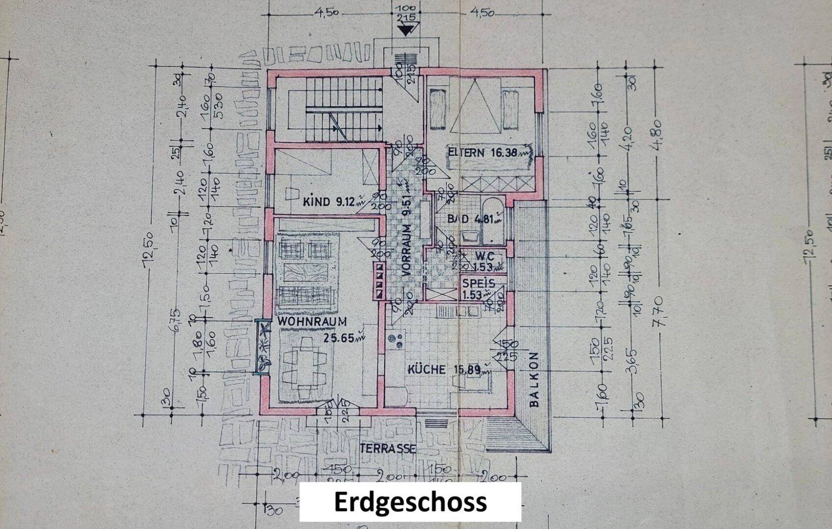 Grundriss des Erdgeschosses mit Wohnraum, Küche, Bad und Terrasse.