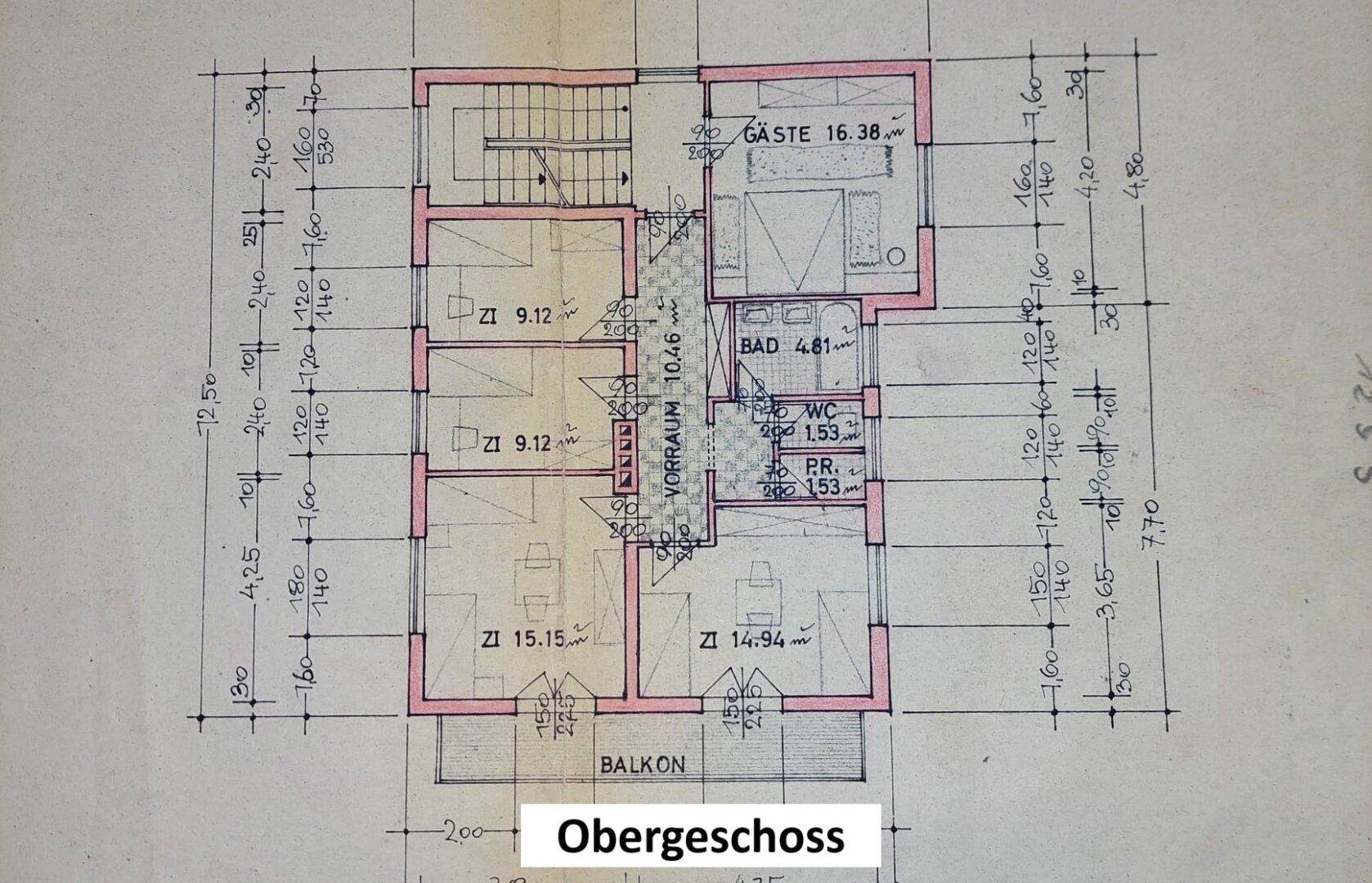 Grundriss des Obergeschosses mit Schlafzimmern, Bad und Balkon.
