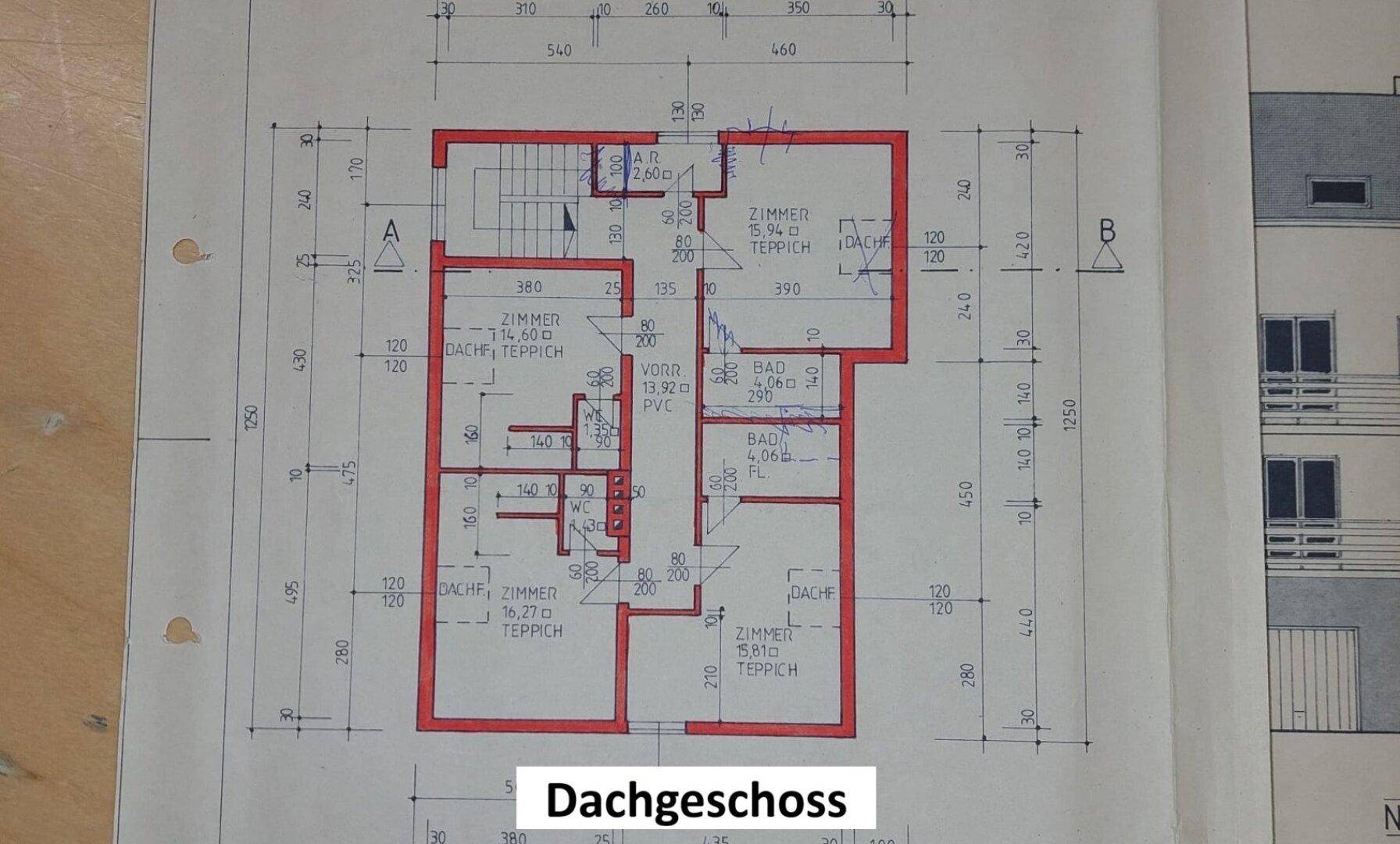 Grundriss des Dachgeschosses mit Zimmern und Bad.