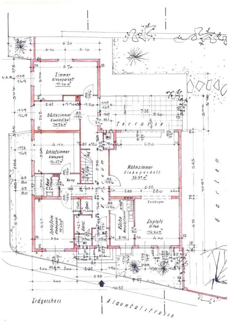 Detaillierter Grundriss des Erdgeschosses mit Zimmeraufteilung und Maßen.