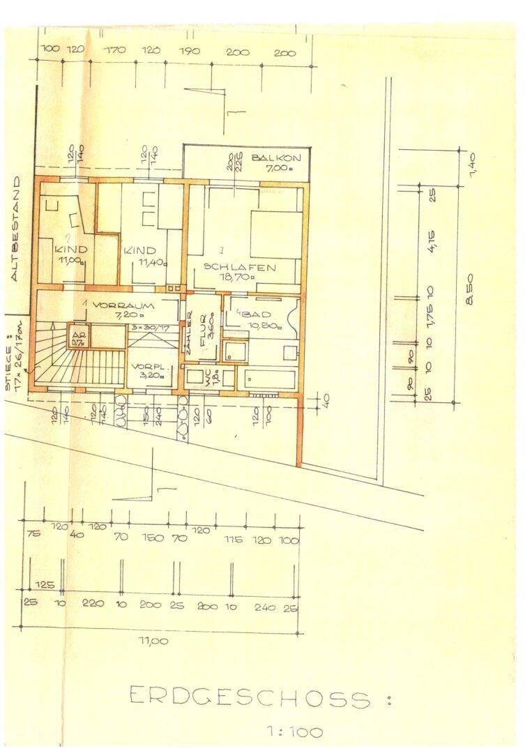 Grundriss des Erdgeschosses mit Schlafzimmern, Bad und einem Balkon.