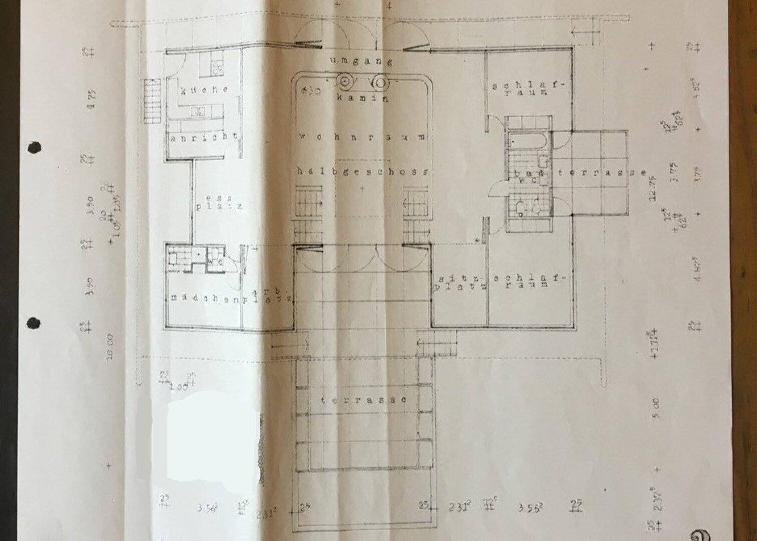 Historischer Grundriss des Hauses mit Raumaufteilung und Maßen.