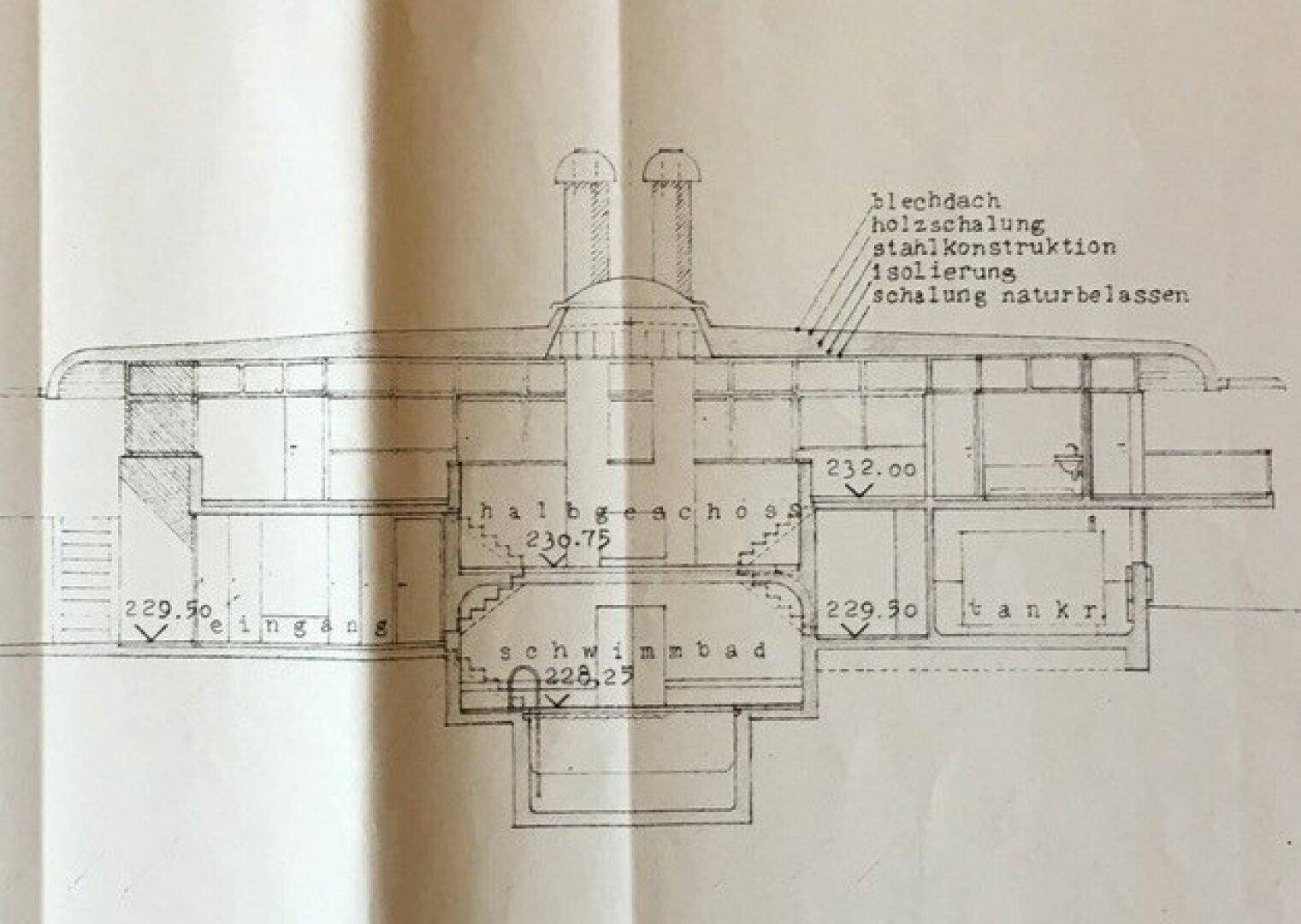 Architektonischer Querschnitt des Gebäudes mit Schwimmbad und verschiedenen Ebenen.