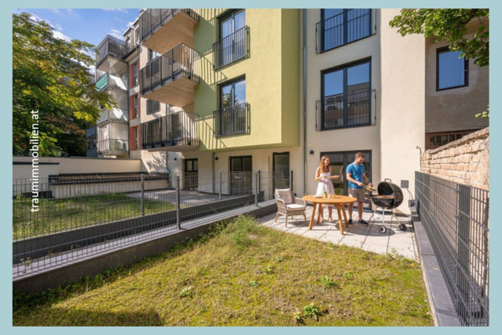 Gemütliche Terrasse mit Grillbereich und Sitzgelegenheiten neben einer Grünfläche.