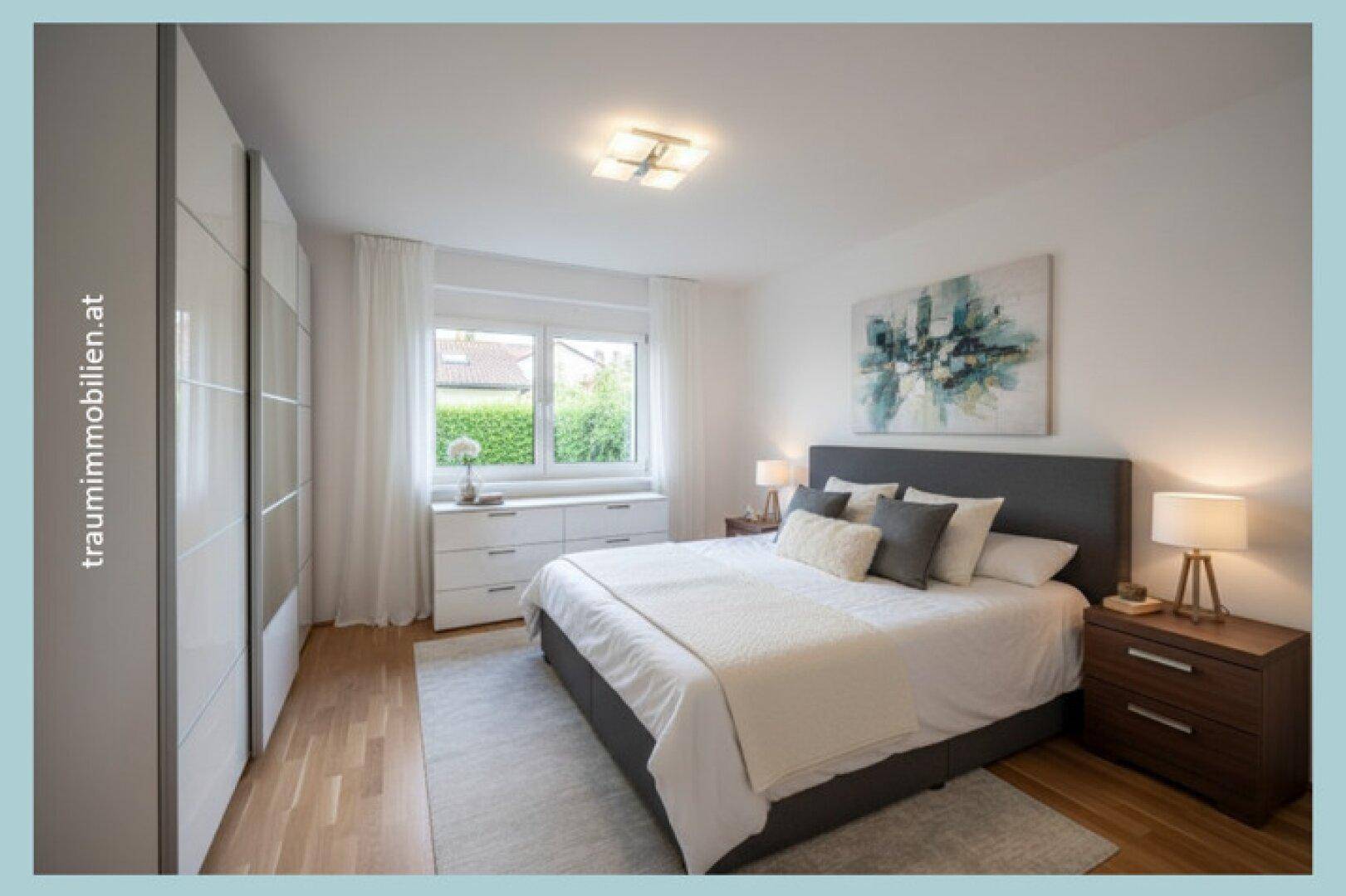 Helles Schlafzimmer mit großem Bett, Einbauschränken und Blick ins Grüne.